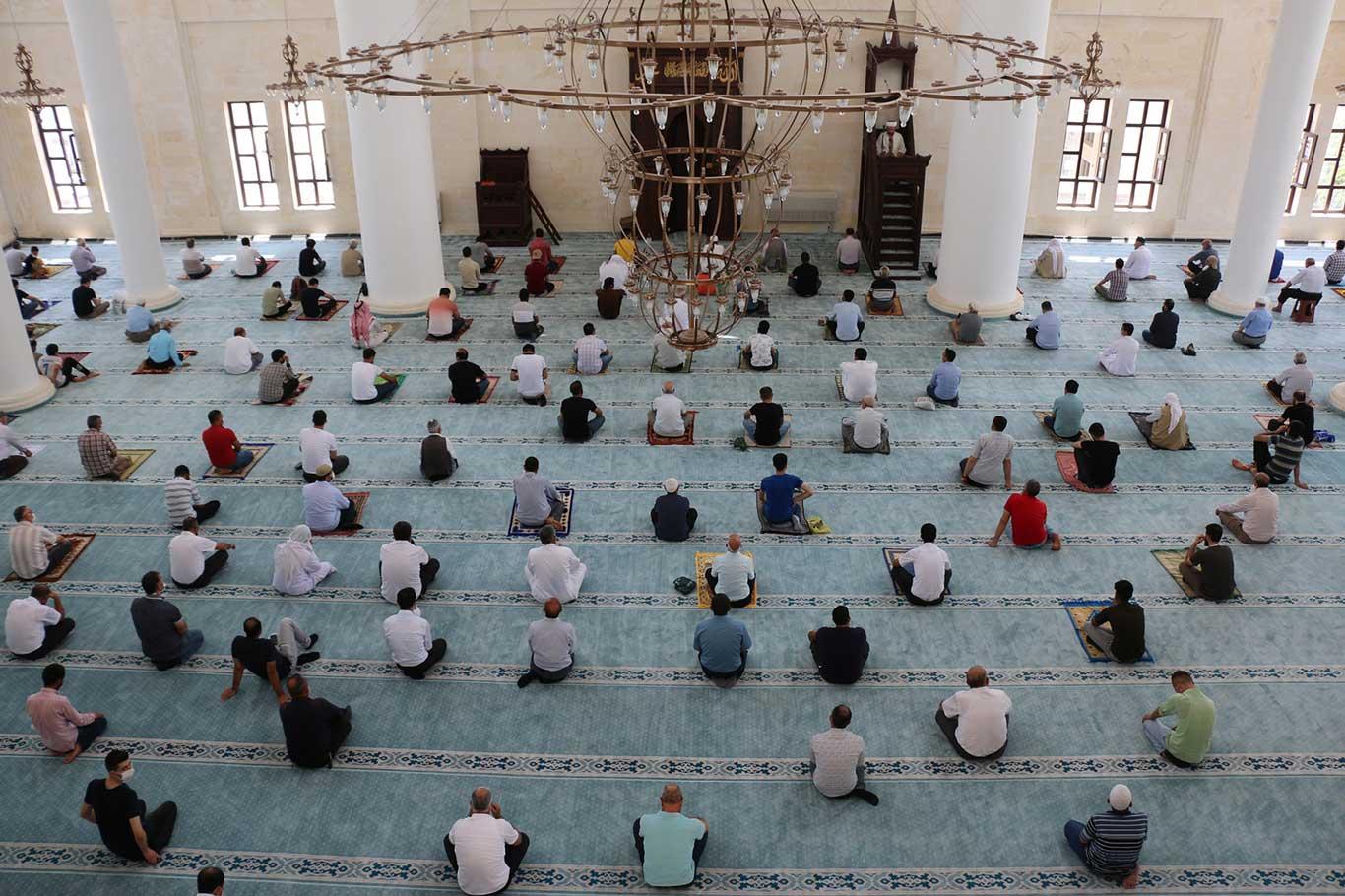 Şanlıurfa’da sosyal mesafeli bir Cuma namazı daha kılındı